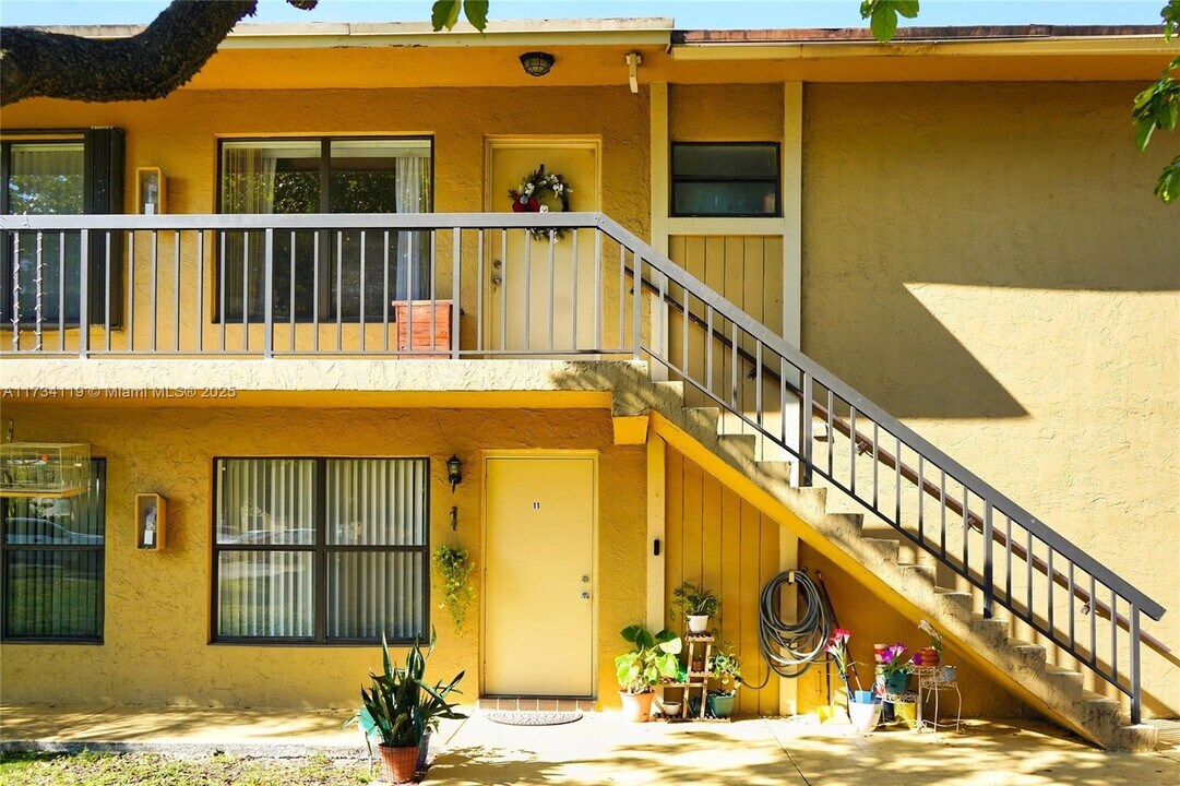 2610 W 67th Pl-Unit -21-14 in Hialeah, FL - Building Photo