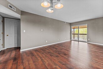 1943 Greenpoint Dr in St. Louis, MO - Building Photo - Building Photo