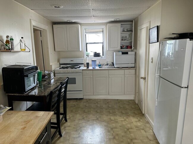 114 W 8th St, Unit 3 in Boston, MA - Building Photo - Building Photo