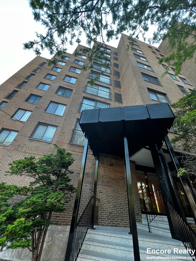 1243 Beacon St, Unit 2C in Brookline, MA - Building Photo - Building Photo