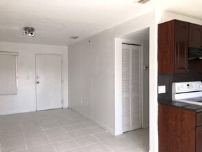 1453 SW 3rd St, Unit 306 in Miami, FL - Foto de edificio - Building Photo