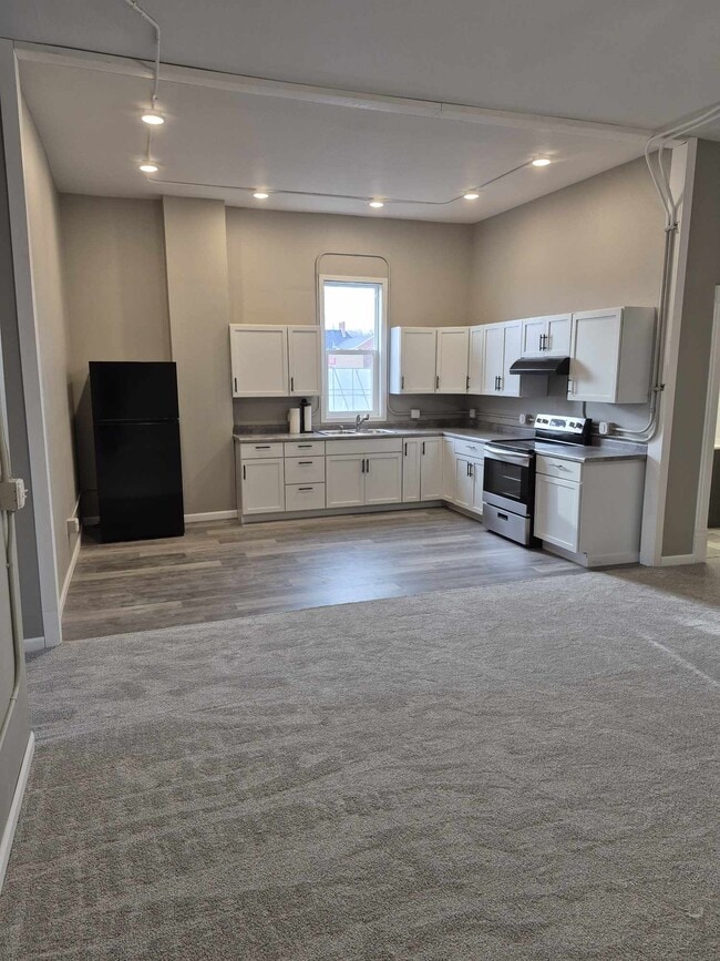 19 W Central St, Unit 3 in Chippewa Falls, WI - Building Photo - Building Photo