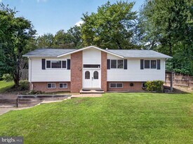8110 Springfield Village Dr in West Springfield, VA - Building Photo