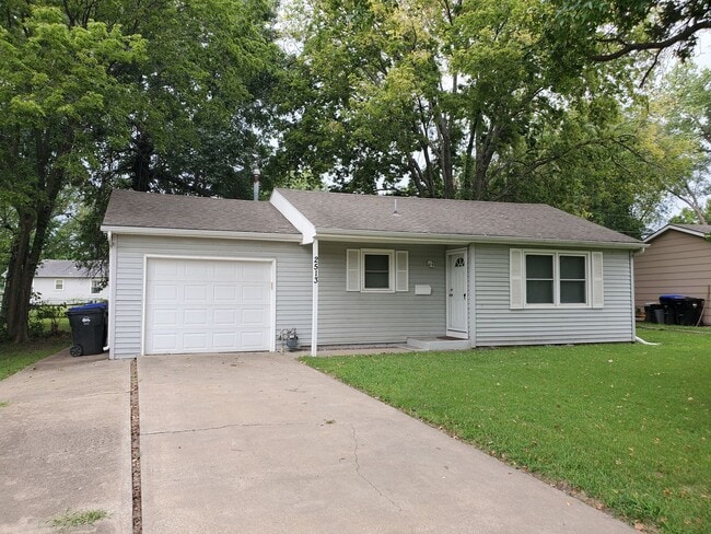 property at 2513 SW Shunga Dr