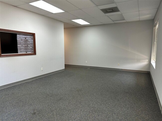 104 N Pecan St in Woodville, TX - Foto de edificio - Building Photo