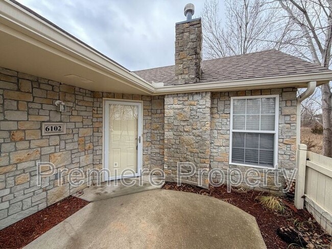 6102 NE Kensington Dr in Lee's Summit, MO - Building Photo - Building Photo
