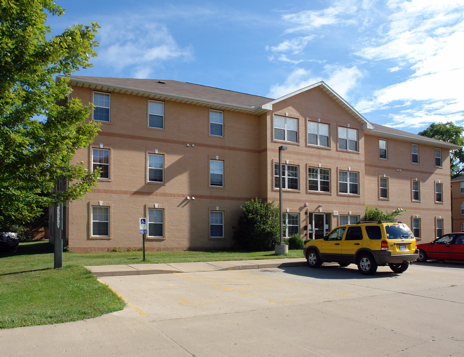 St. James Apartments in Peoria, IL - Building Photo