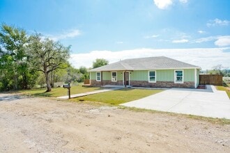 3719 Washington Trail in Granbury, TX - Foto de edificio - Building Photo