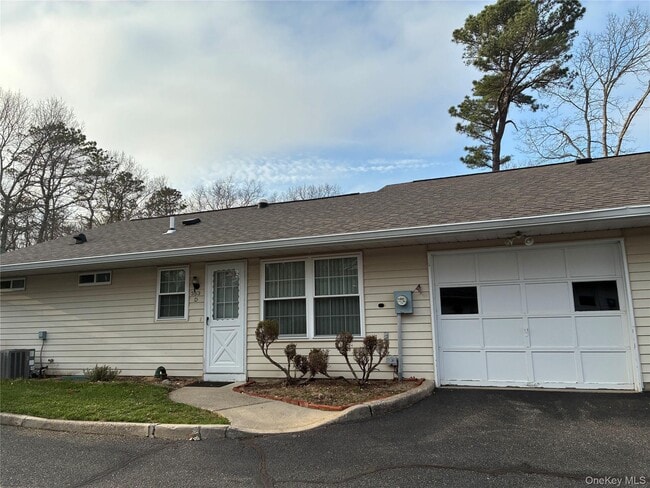 353 Woodbridge Dr in Ridge, NY - Building Photo - Building Photo