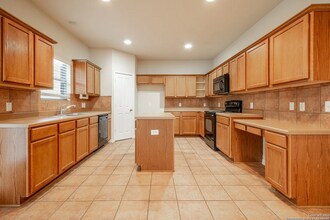 9207 Larsons Ln in Helotes, TX - Foto de edificio - Building Photo