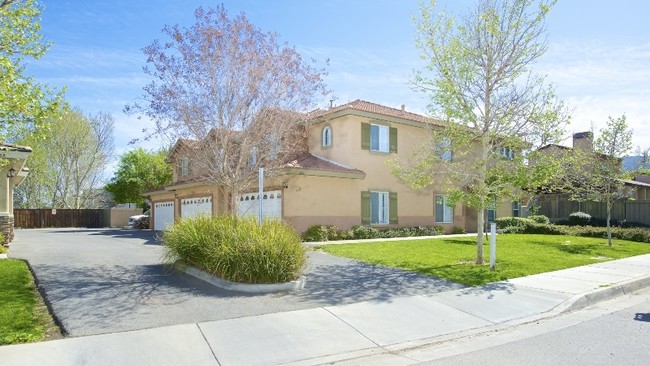 Parkview Townhomes in Lake Elsinore, CA - Foto de edificio - Building Photo