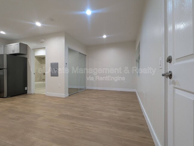 14411 Vanowen St in Los Angeles, CA - Building Photo - Building Photo