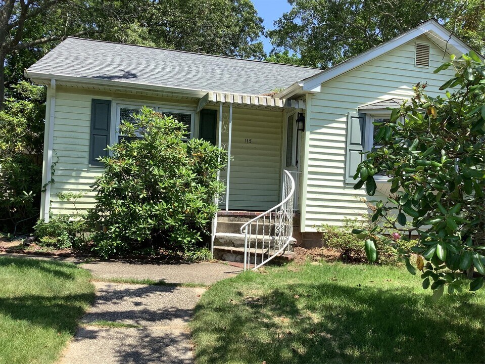 115 Curtis Dr in Sound Beach, NY - Building Photo