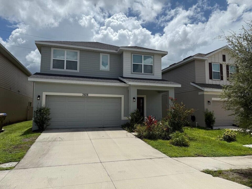 3828 Sagefield Dr in Harmony, FL - Foto de edificio