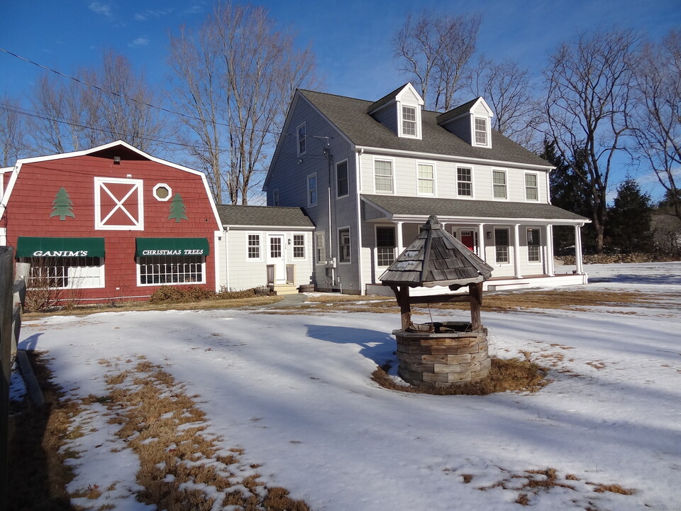 128 Center Rd in Easton, CT - Building Photo