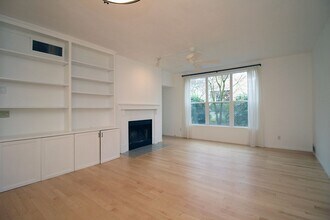 1710 S Harbor Way in Portland, OR - Building Photo - Building Photo