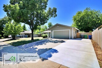 1744 Kildare Dr in Redding, CA - Building Photo - Building Photo