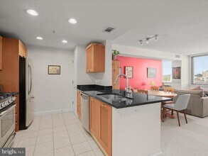 2451 Midtown Ave in Alexandria, VA - Foto de edificio - Building Photo