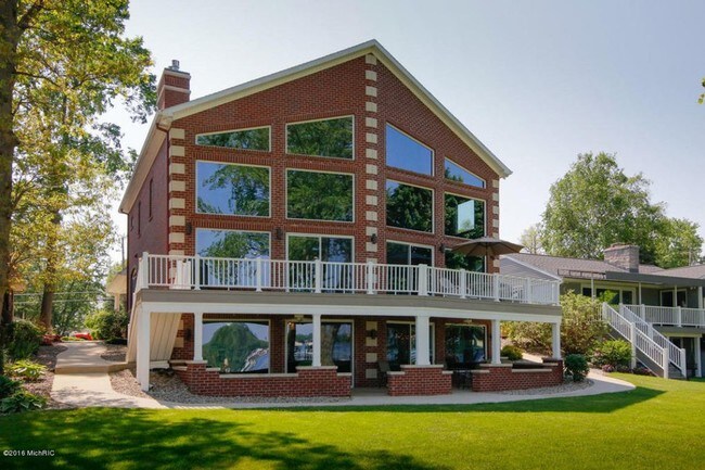 Luxury Lake Living in Vicksburg, MI - Foto de edificio - Building Photo