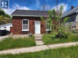 32 Niagara St in Brantford, ON - Building Photo