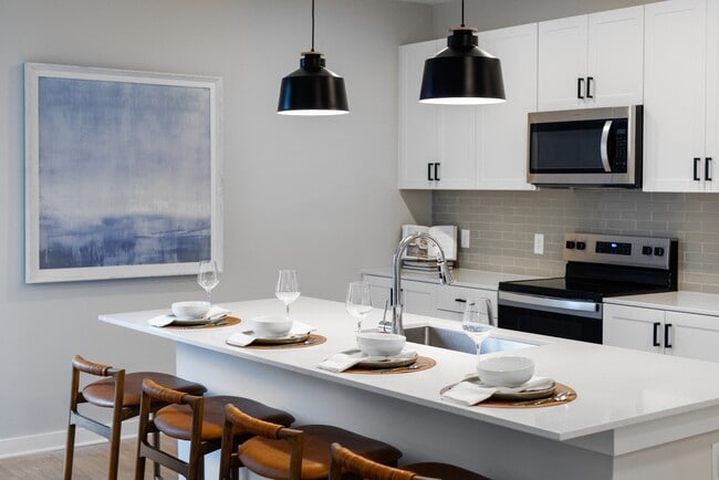 Avalon Lake Norman in Mooresville, NC - Building Photo - Building Photo