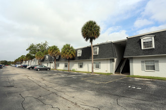 Brandychase Condominiums in Tampa, FL - Building Photo - Building Photo