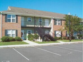 North Chase Apartments in Wilmington, NC - Building Photo - Building Photo