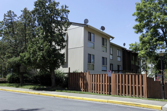 Oak Creek Apartments in Vienna, VA - Foto de edificio - Building Photo