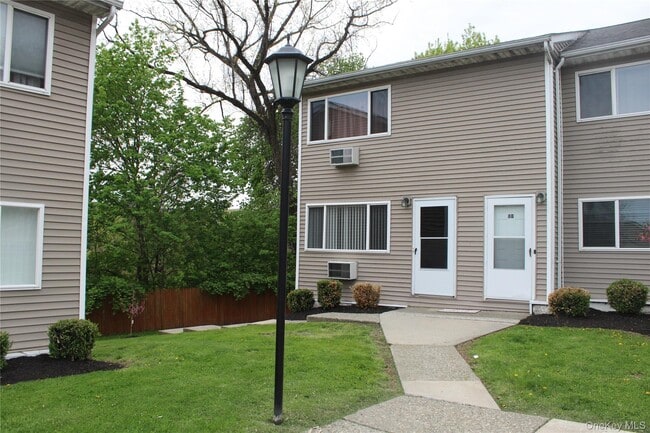 8 Fishkill Glen Dr in Fishkill, NY - Building Photo - Building Photo
