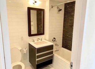 99-39-9966 66th Ave in Queens, NY - Foto de edificio - Building Photo