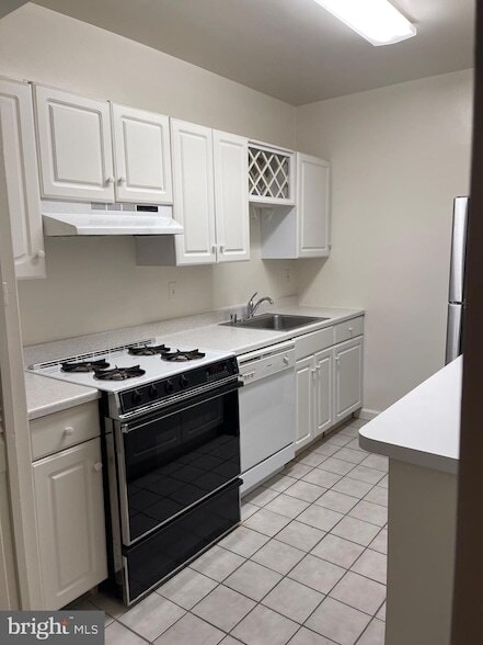 10401 Grosvenor Pl, Unit 328 in Rockville, MD - Building Photo - Building Photo