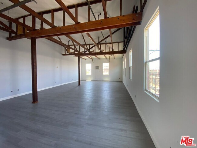 726 S Santa Fe Ave in Los Angeles, CA - Building Photo - Building Photo