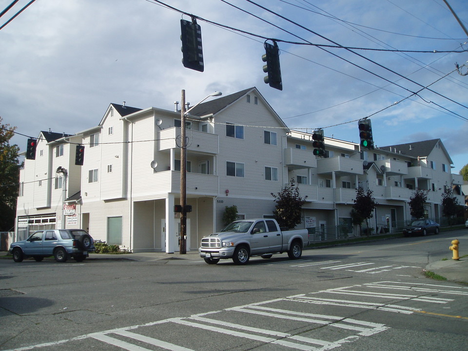 Eagle Ridge Plaza in Seattle, WA - Building Photo