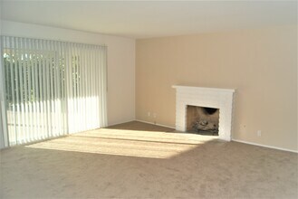 1064 La Reina Dr in San Marcos, CA - Building Photo - Building Photo