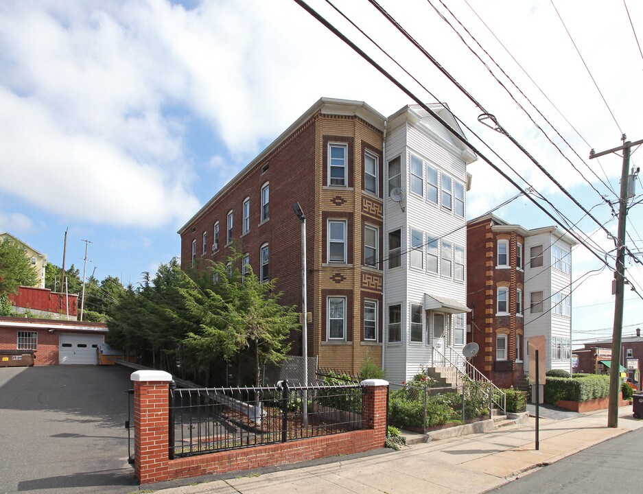 245 Broad St in New Britain, CT - Foto de edificio