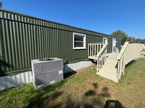 831 N Pontiac Trail in Walled Lake, MI - Foto de edificio - Building Photo