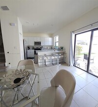 3387 W 106th Terrace in Hialeah, FL - Foto de edificio - Building Photo