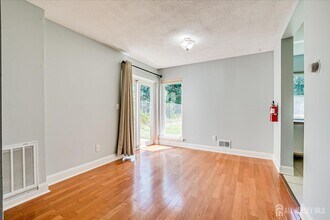 39 Jeffrey Cir in Dayton, NJ - Building Photo - Building Photo