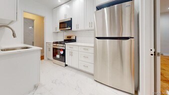 66-15 Thornton Pl in Queens, NY - Building Photo