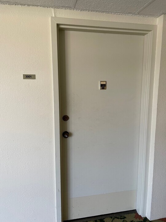 2499 Kapiolani Blvd, Unit Iolani Court Plaza in Honolulu, HI - Building Photo