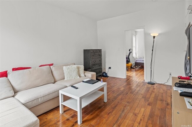 32-60 43rd St-Unit -2F in Queens, NY - Building Photo - Building Photo