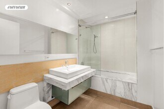 165 W 18th St in New York, NY - Building Photo - Building Photo