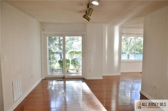 87 Farnham Square in Sayreville, NJ - Building Photo - Building Photo