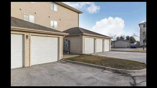 10161 Sutton Dr in Urbandale, IA - Building Photo - Building Photo