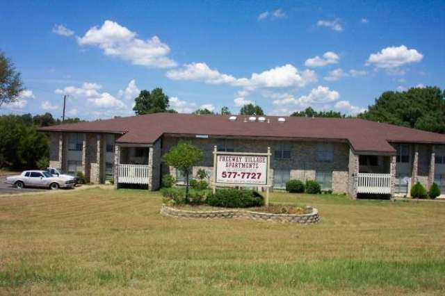 305 Lakewood Dr in Mount Pleasant, TX - Building Photo - Building Photo