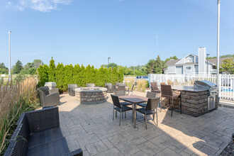 The Glen Luxury Townhomes in Glendale, WI - Foto de edificio - Building Photo