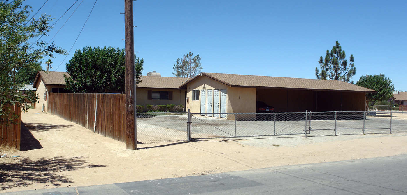 20231 Serrano Rd in Apple Valley, CA - Foto de edificio