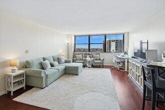 2700 N Hampden Ct in Chicago, IL - Building Photo - Building Photo