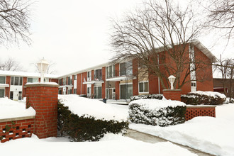 Ambassador Apartments in Lansing, MI - Building Photo - Building Photo