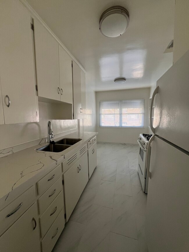 2610-2612 Santa Monica Blvd